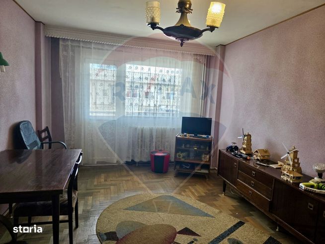 Apartament cu 3 camere decomandat de vânzare, zona Orizont-6