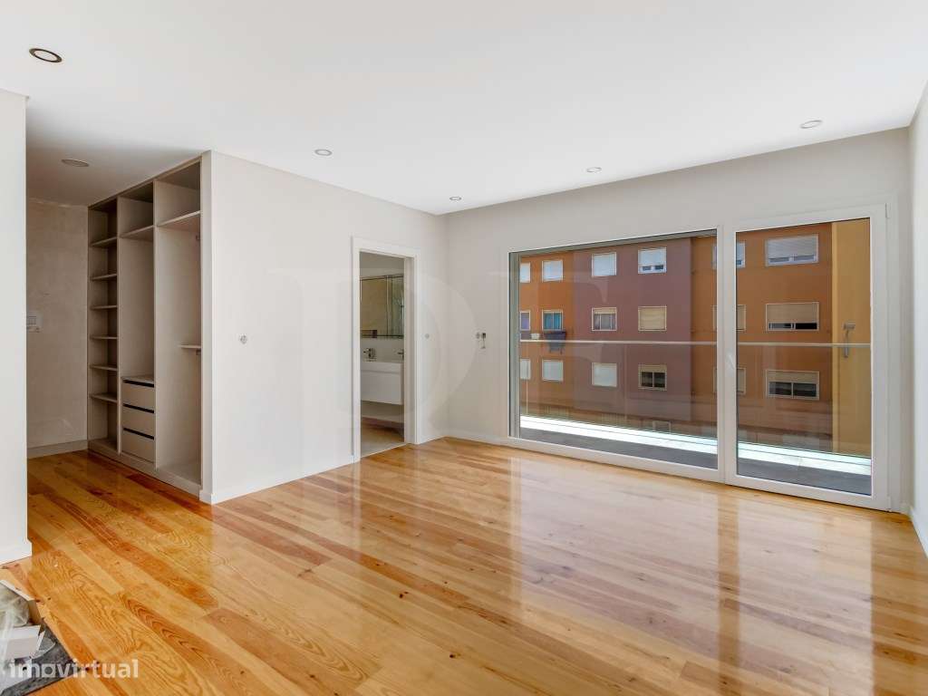 Apartamento T4 com Varanda junto à praia com vista Mar-10