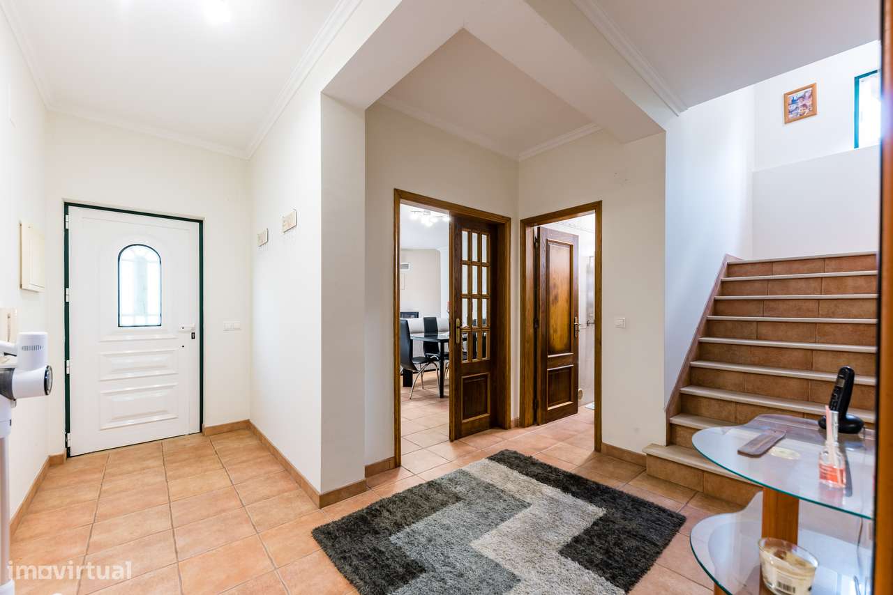 Moradia T4 | áreas generosas | espaço exterior | sótão-10