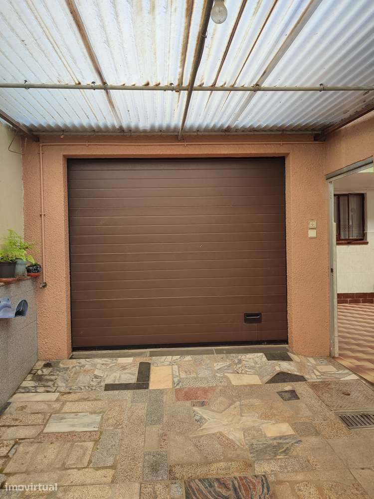 Moradia térrea com 4 frentes, garagem, anexos, jardim e bons acessos-8