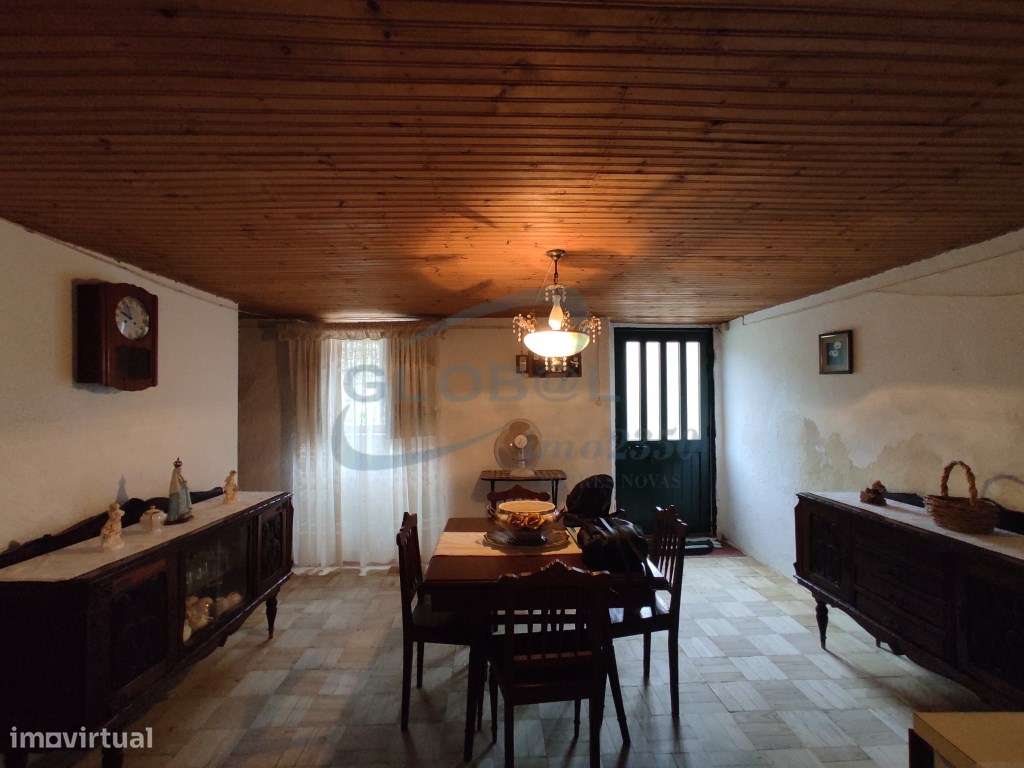 Moradia de dois pisos com terreno, anexos e excelente potencial hab... - Grande imagem: 4/27