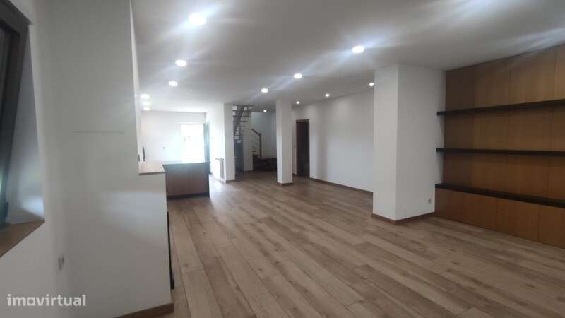 Moradia T7 toda renovada em Escapães - Grande imagem: 5/33