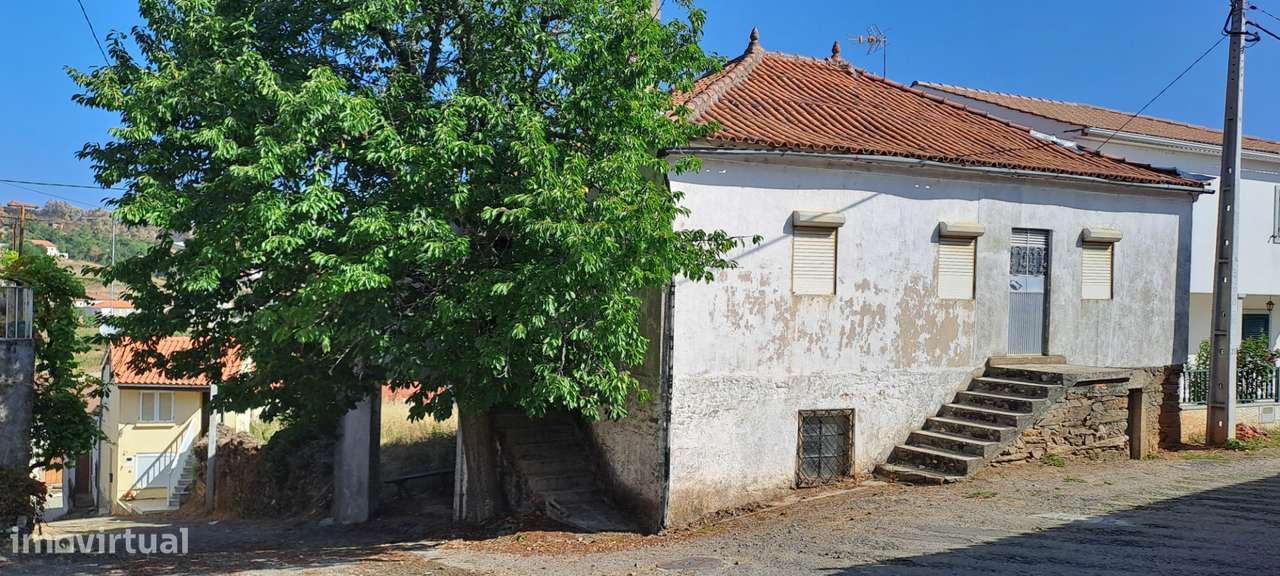 Moradia para restaurar com terreno em S. Martinho de Angueira-5