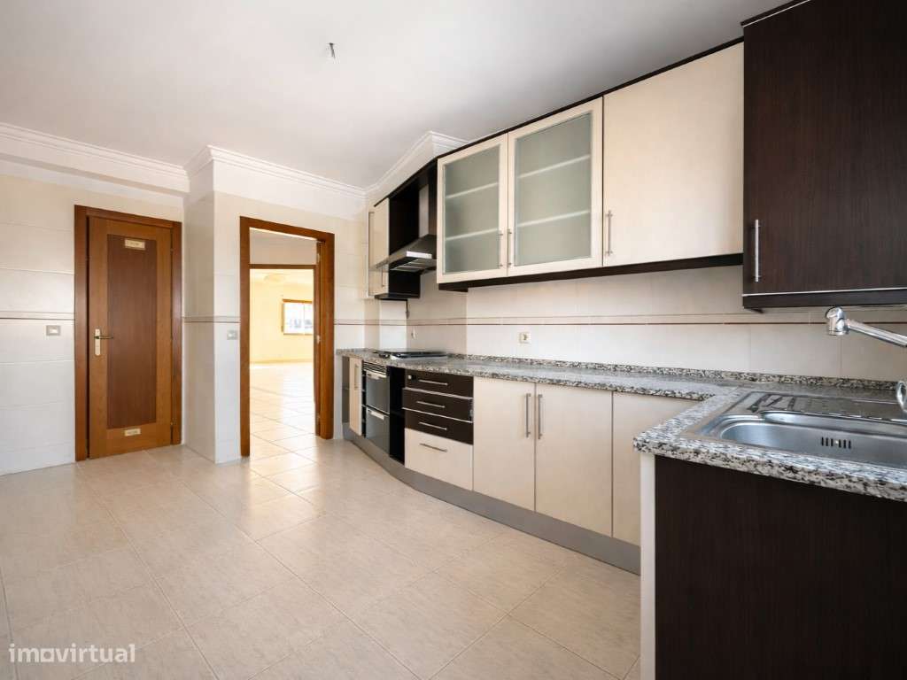 T3 com Varanda, Arrecadação e 2 Lugares de Garagem-0