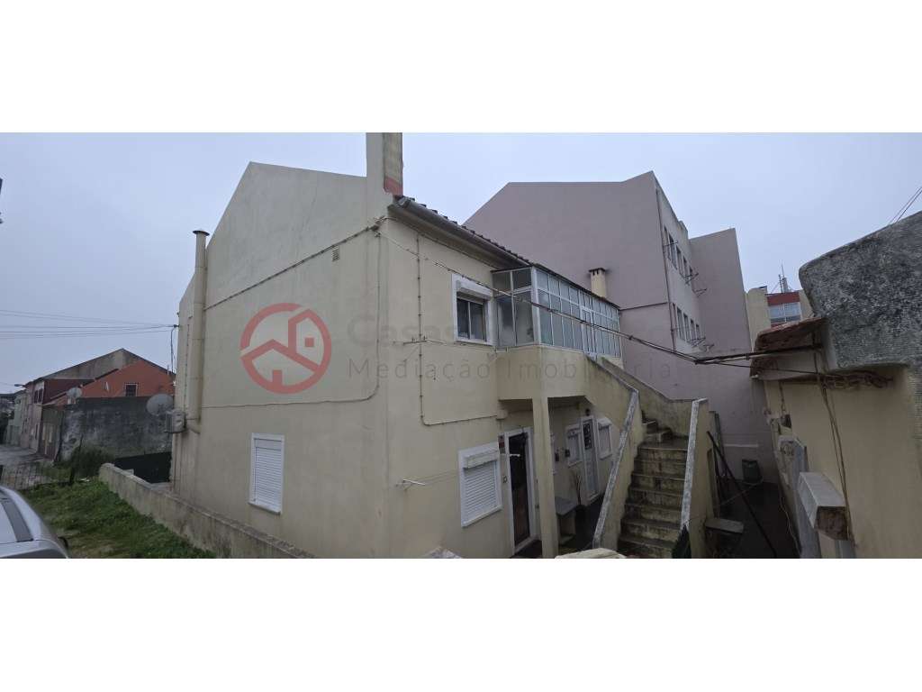 Prédio com cinco T2 à venda em Santa Clara, Lisboa - Grande imagem: 2/14