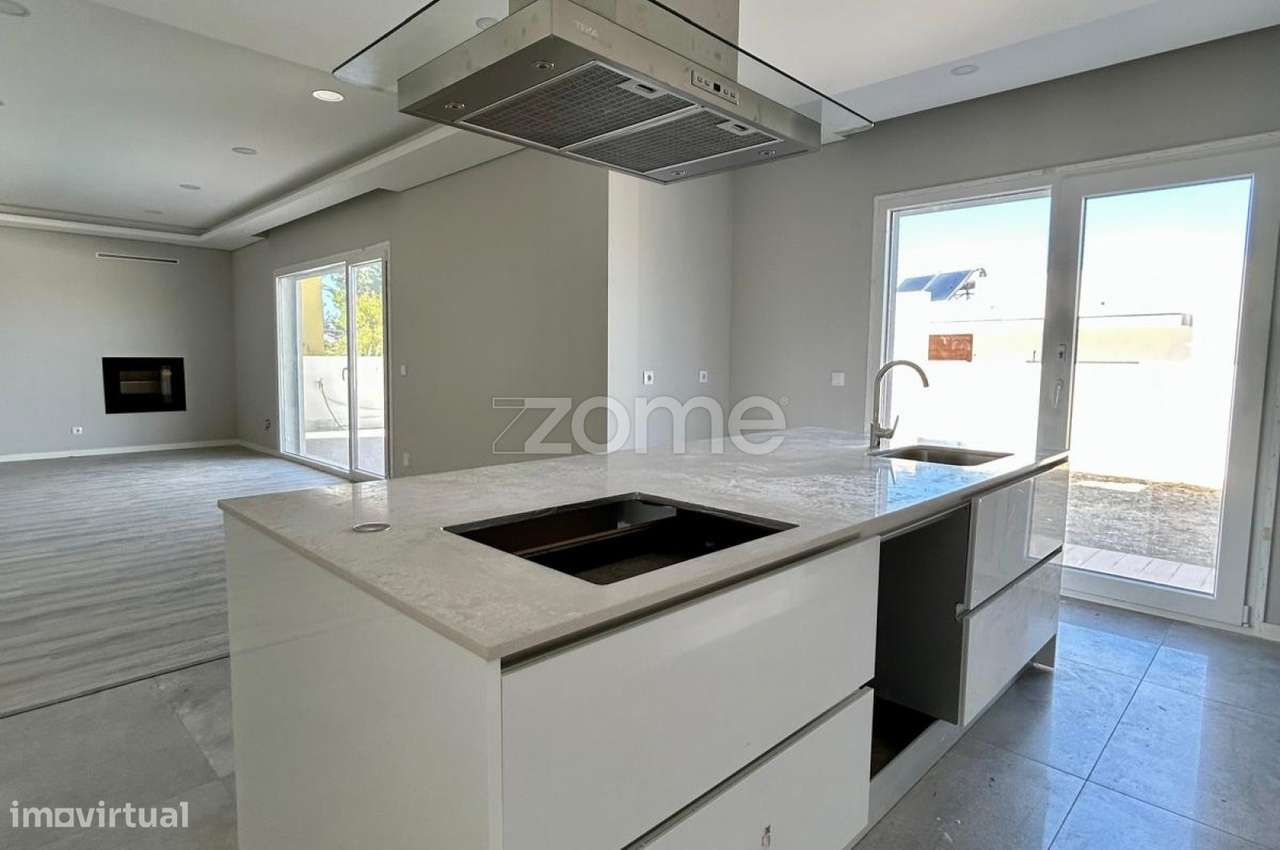Moradia T4 com piscina, suíte e garagem em Azeitão-3