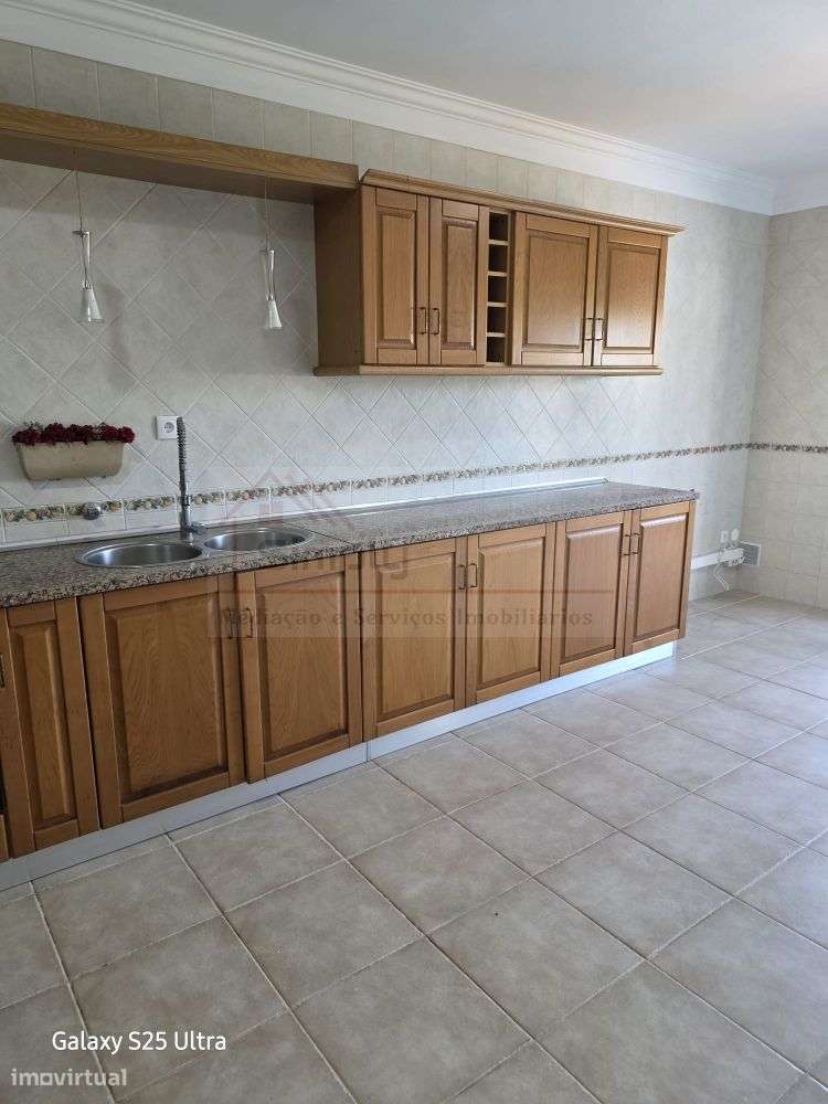 Moradia T4 com piscina e 900 m² de terreno na Quinta da Serralheira,-27