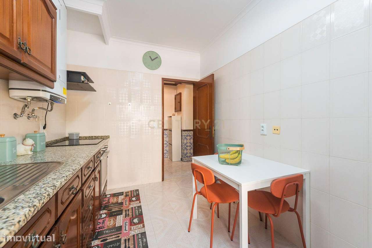 Apartamento T2 em bom estado, parcialmente remodelado-4