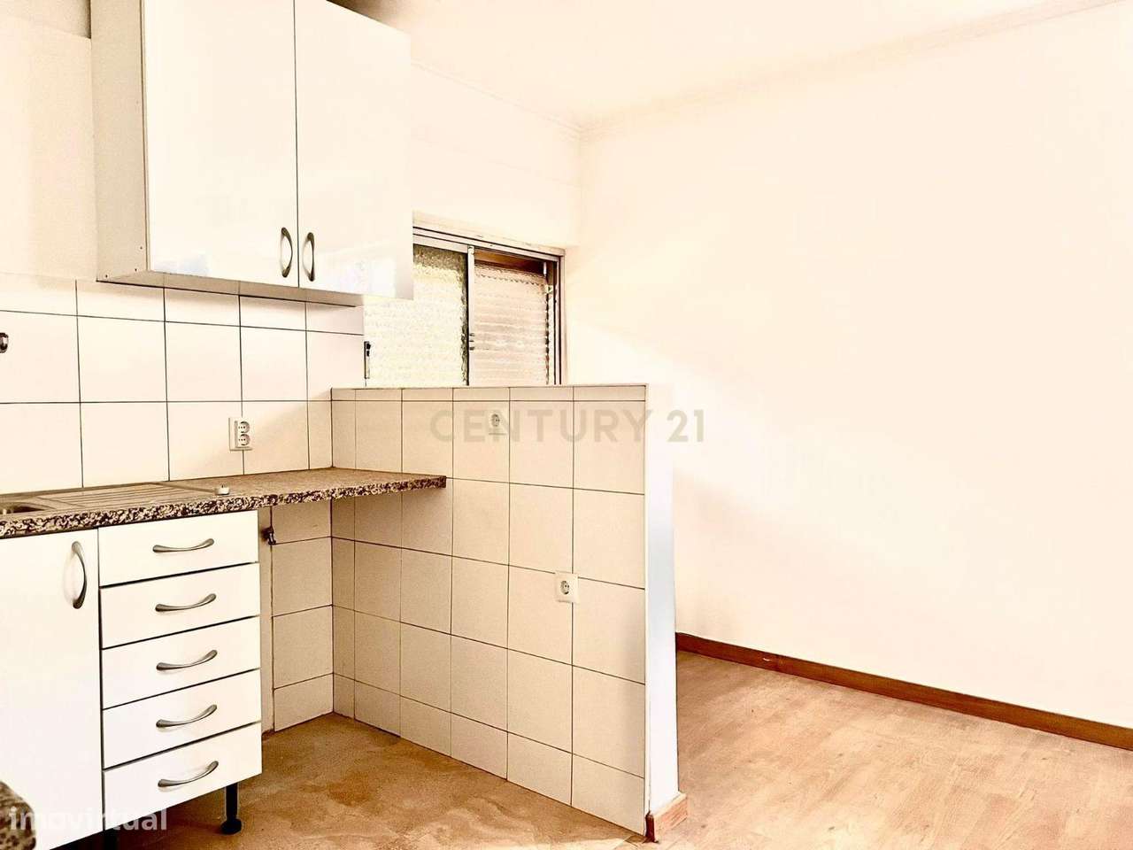 Venda conjunta de apartamento e dois armazéns em Caneças (Ponte da Bic-9