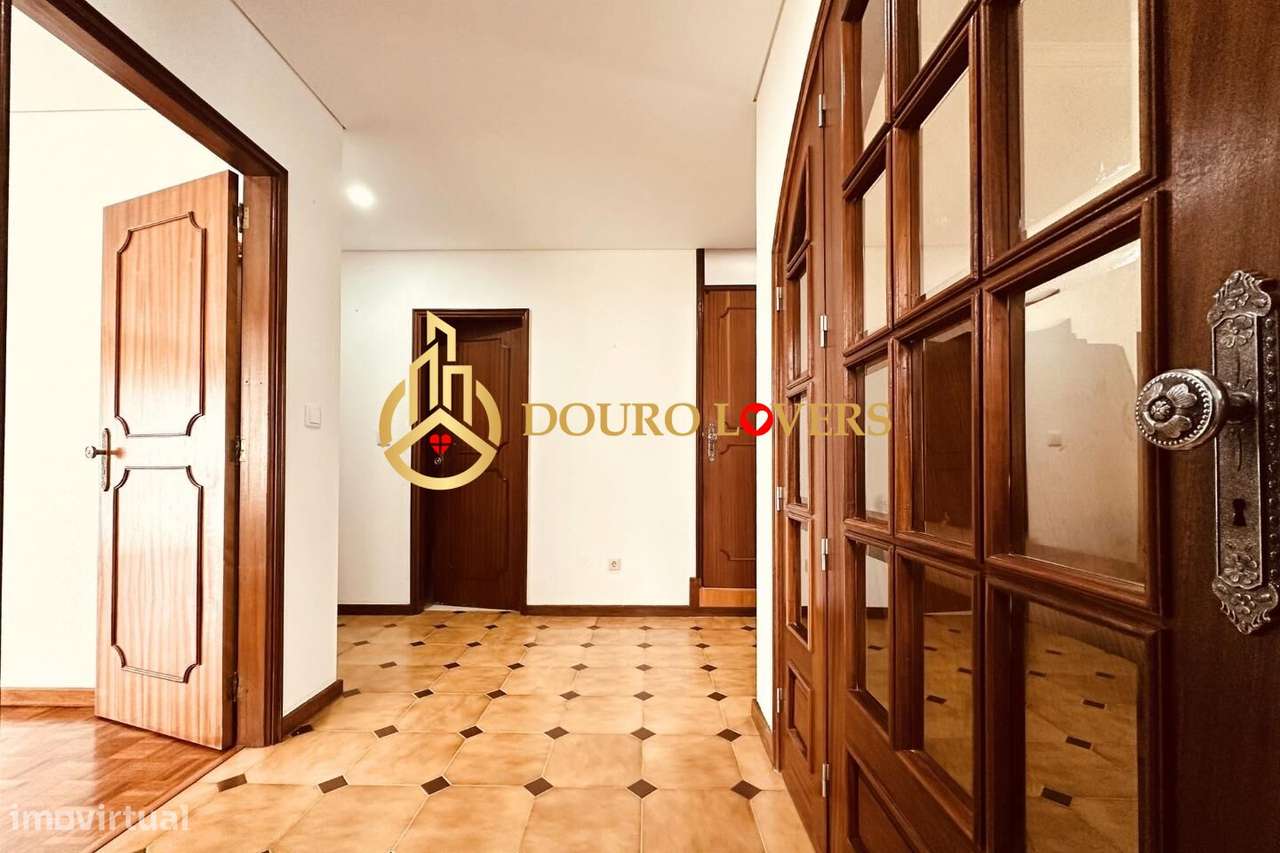 T4 Duplex em Andar Moradia Renovado - Grande imagem: 2/22