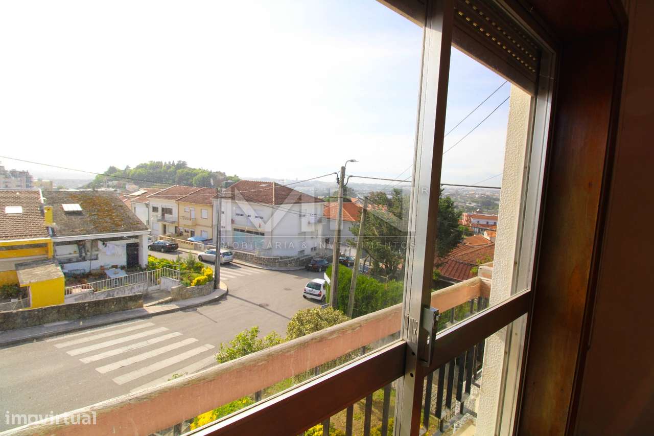 Moradia de 3 Frentes com Vista Panorâmica no Coração de Gondomar-29