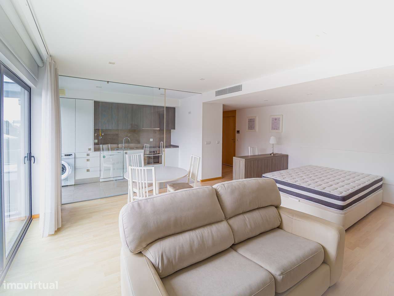 Apartamento T0 com varanda, mobilado, com estacionamento em Aveiro - Grande imagem: 5/14