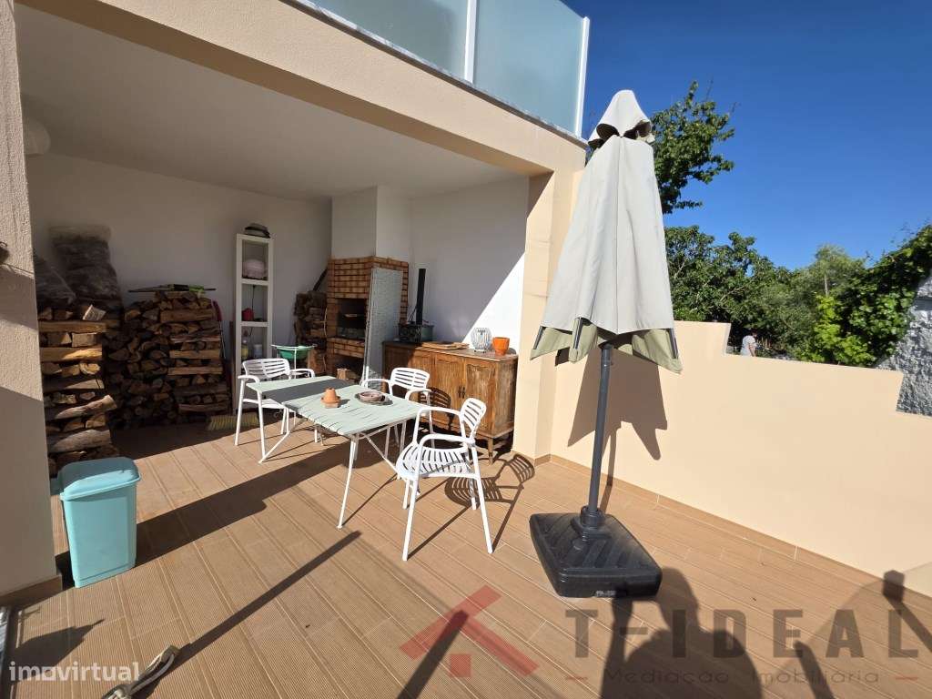 Moradia Renovada com Espaço Exterior-13