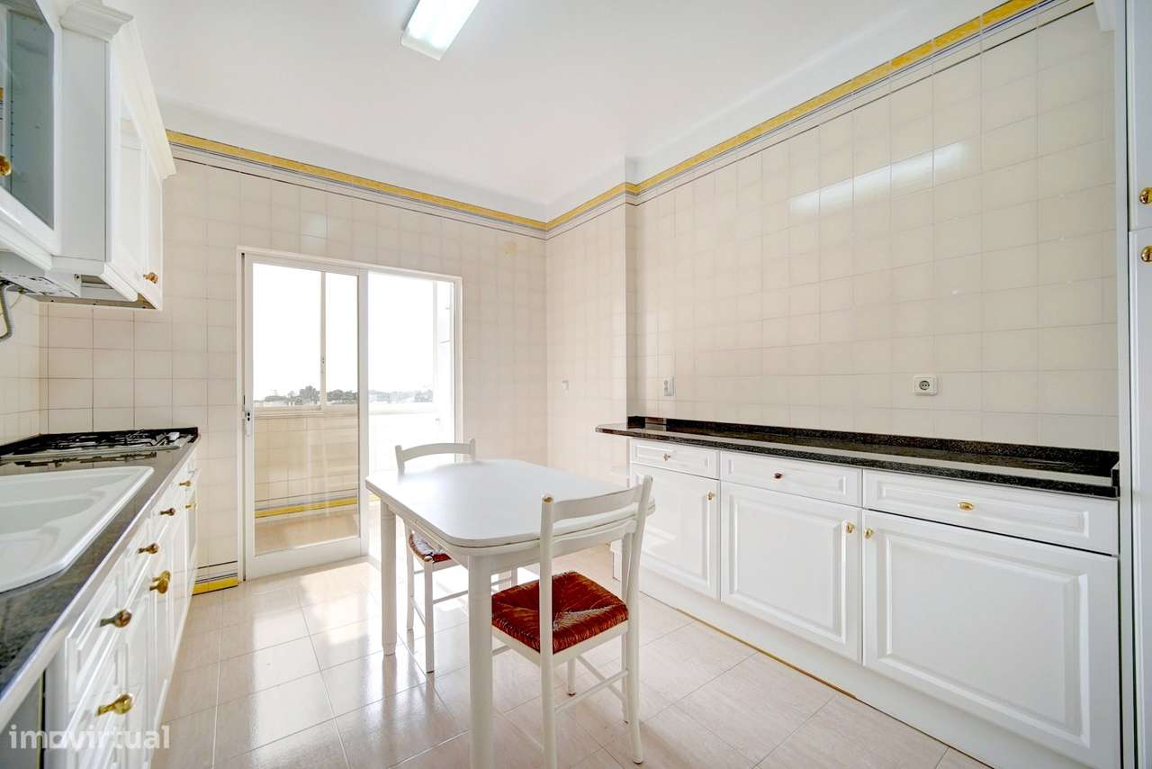 T2 com Vista Mar na Costa da Guia | Último Piso com Garagem Box Dupla-14