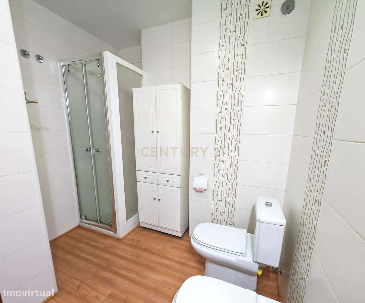 Apartamento T3 renovado recentemente com vista de Rio e Lisboa nos Oli-19