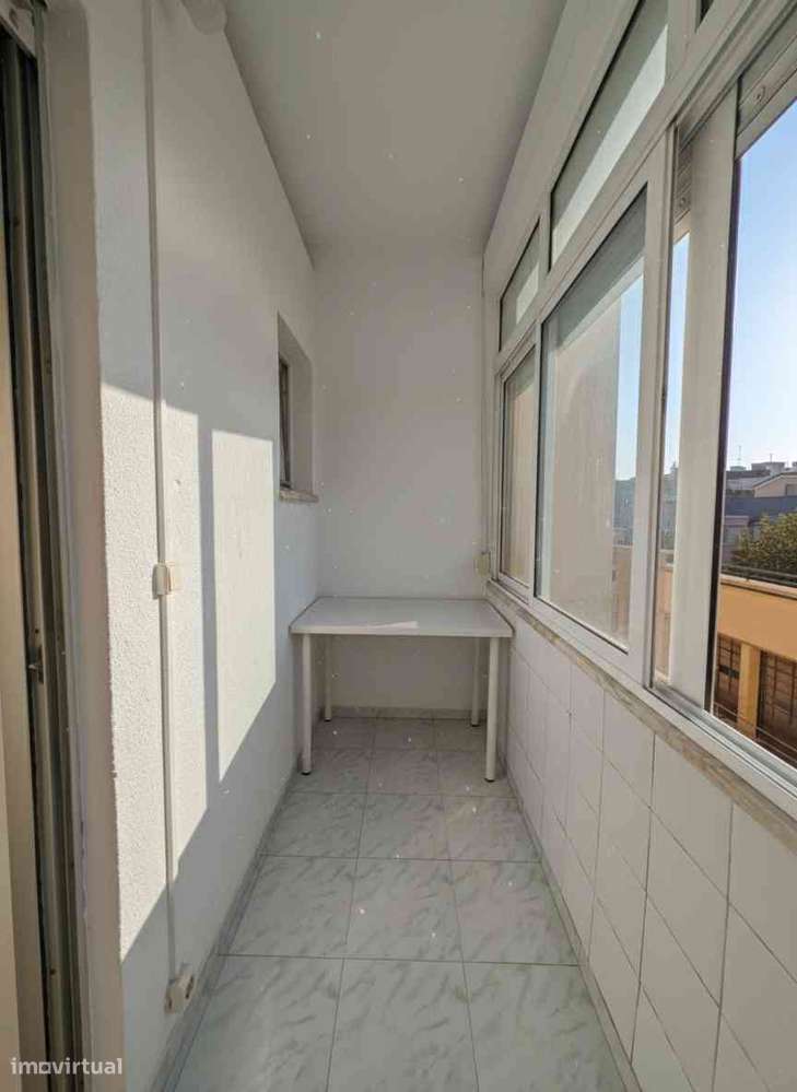 Cama em Quarto Duplo Compartilhado com Varanda Privativa -Almada - Grande imagem: 4/13