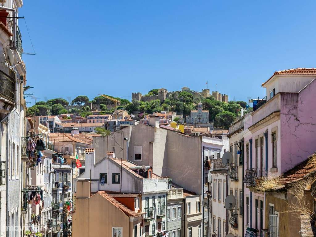 Conforto Urbano num T1 totalmente remodelado com varanda no coração...-30