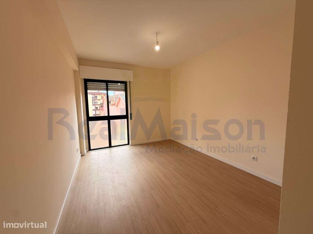 Vende-se Apartamento T2 Renovado - Mem Martins-7