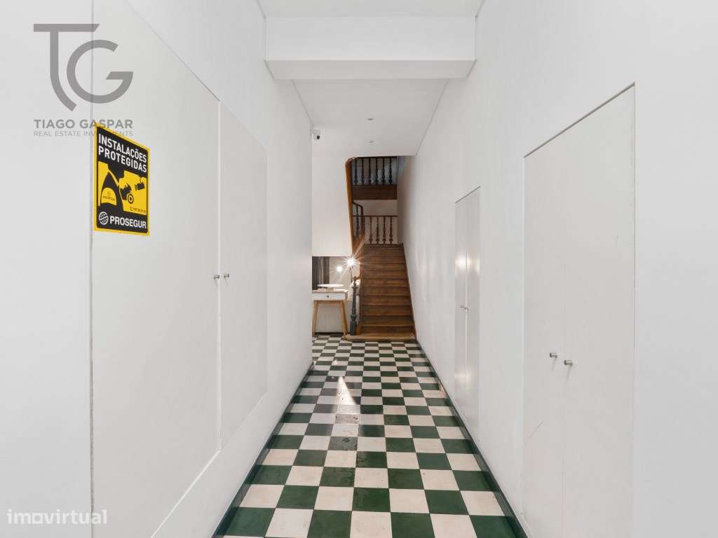 Prédio com 7 Unidades de AL e Loja em Lisboa-4