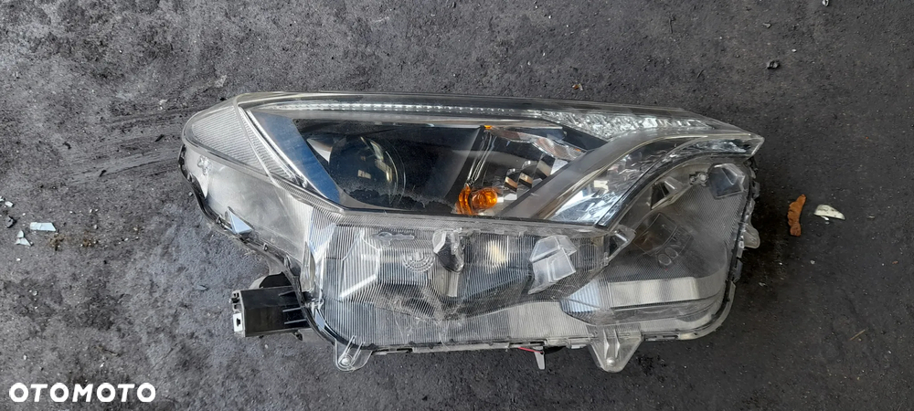 Lampa przednia prawa Toyota RAV4 2018r. lift !! USZKODZONA !! - 2