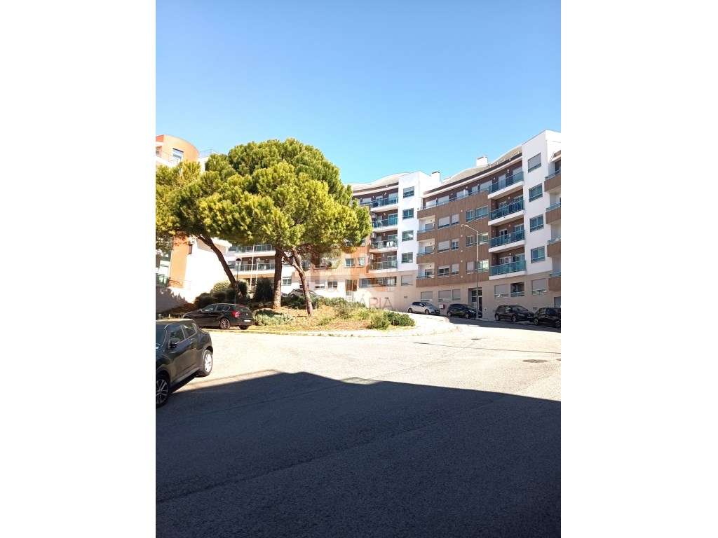Excelente !!Apartamento T2 Semi- Novo com Varanda e Garagem-3