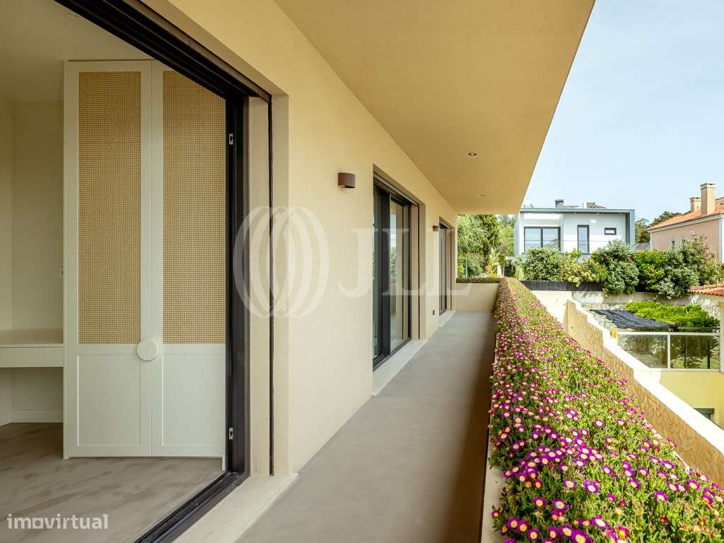 Moradia T3+1 com jardim, piscina e garagem, no Estoril-20