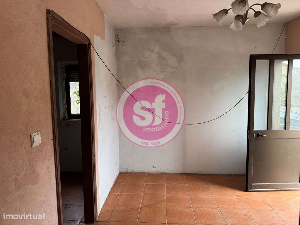 Moradia térrea T2 em lote de 450 metros, com grande potencial - Grande imagem: 4/16