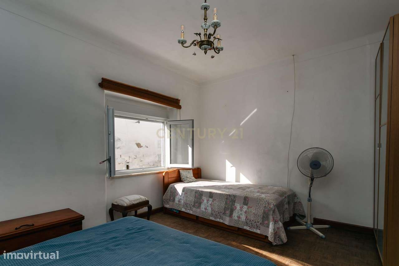 Moradia T2 com Espaço Exterior na Zona Histórica de Mourão - Alentejo-5