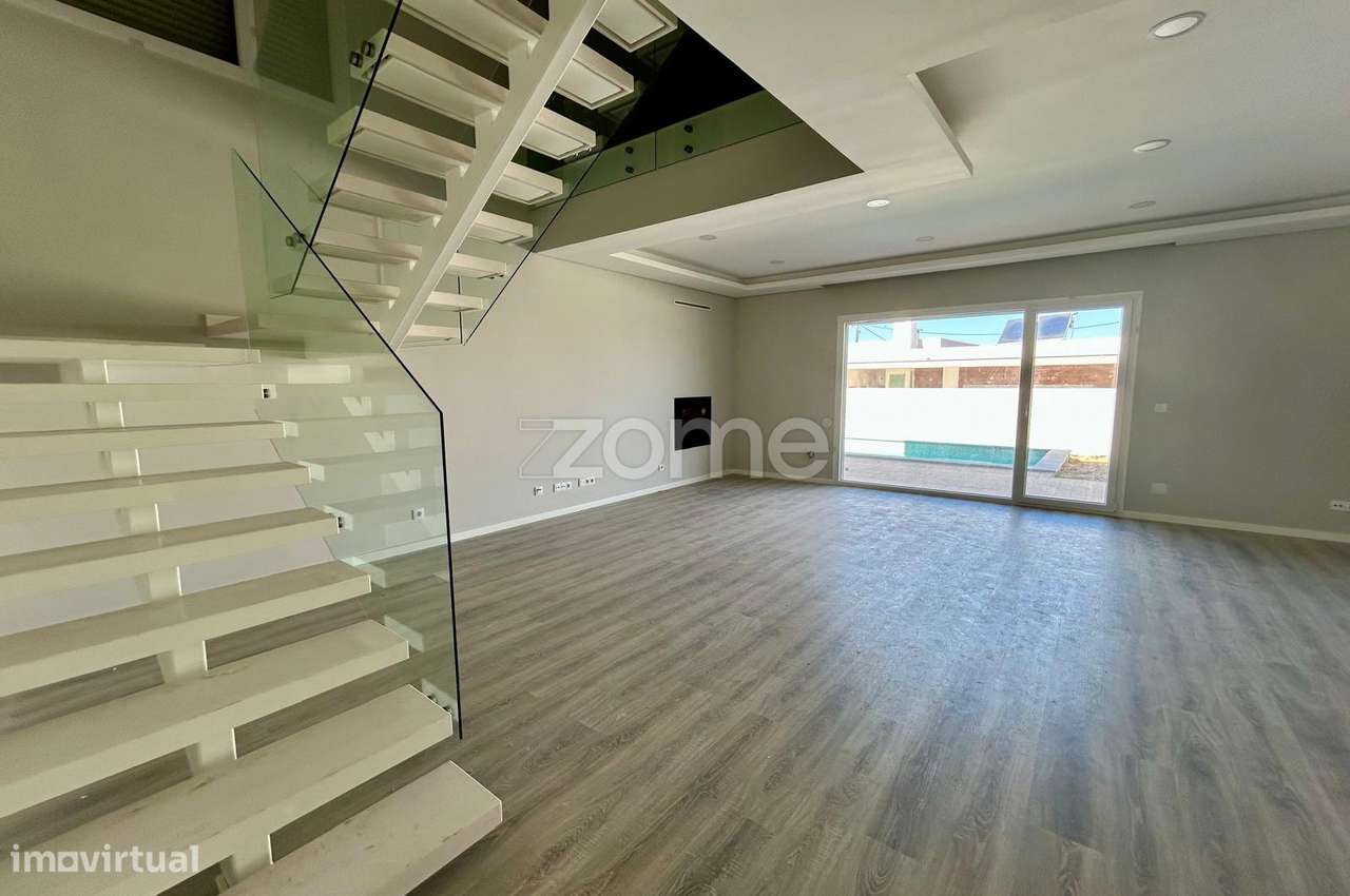 Moradia T4 com piscina, suíte e garagem em Azeitão-17