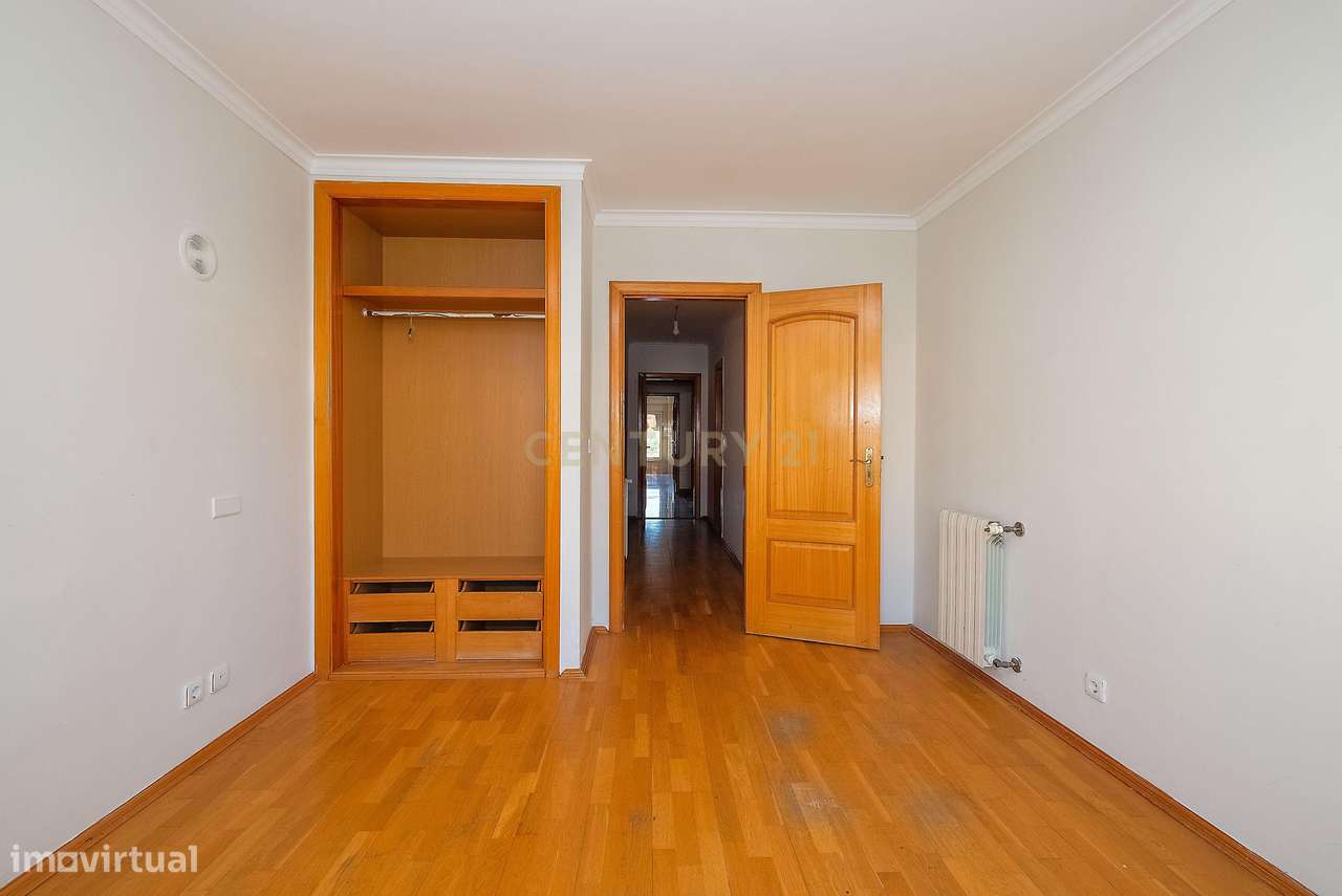 Apartamento T3 luminoso na Parede com varandas, garagem e arrecadação-10