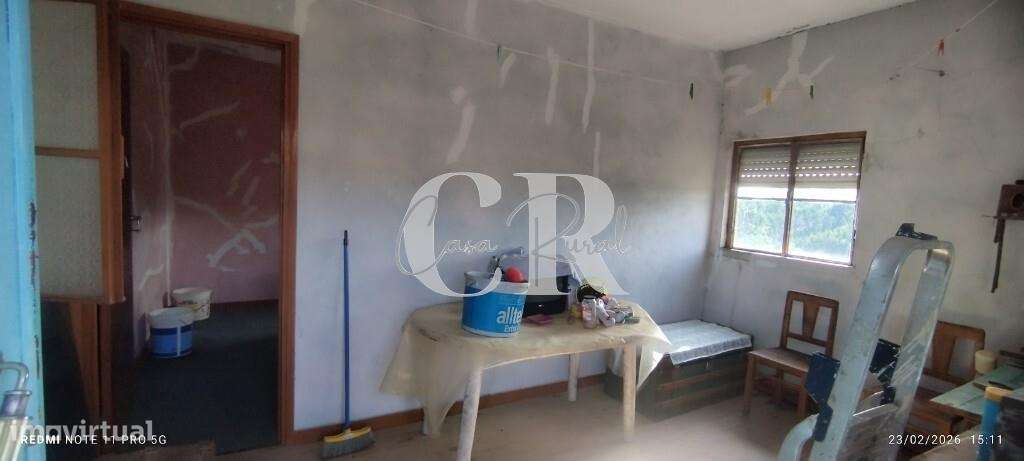 Moradia T3 com vários anexos, terreno e poço-23