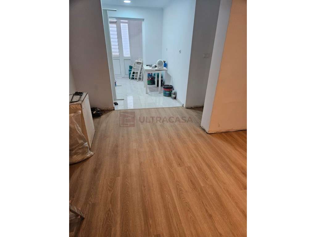 T0 Remodelado com Logradouro no Centro da Amadora-47