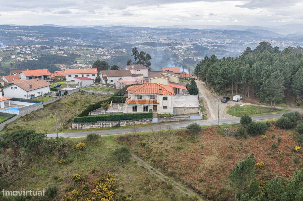 Moradia T4 Com Jardim Terraco E Amplas Areas Adoufe Vila Real