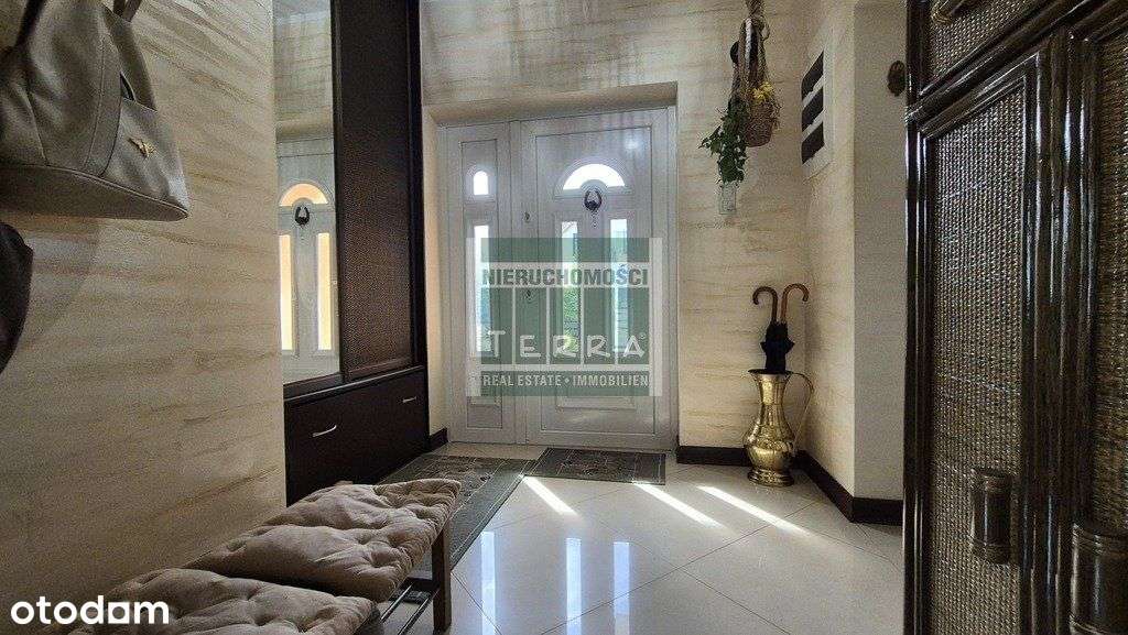 Uroczy dom na przedmieściach.-13