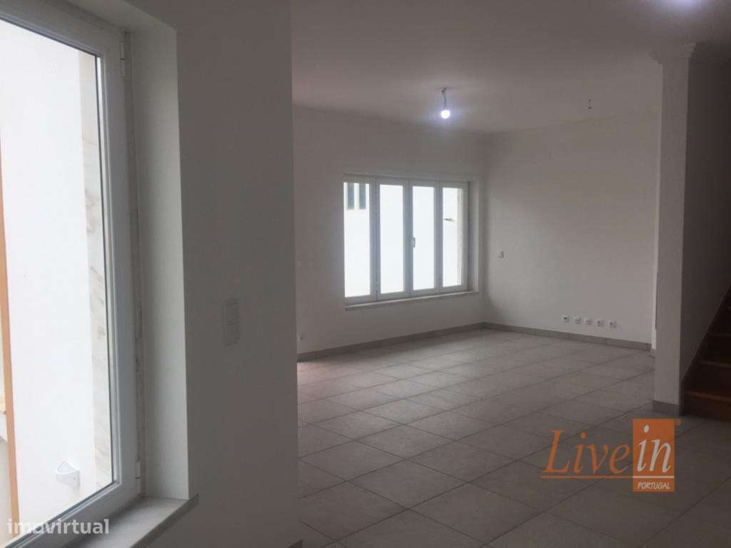 Moradia T3+1 Remodelada com Vista de Mar Junto ao Centro da Vila da... - Grande imagem: 5/24