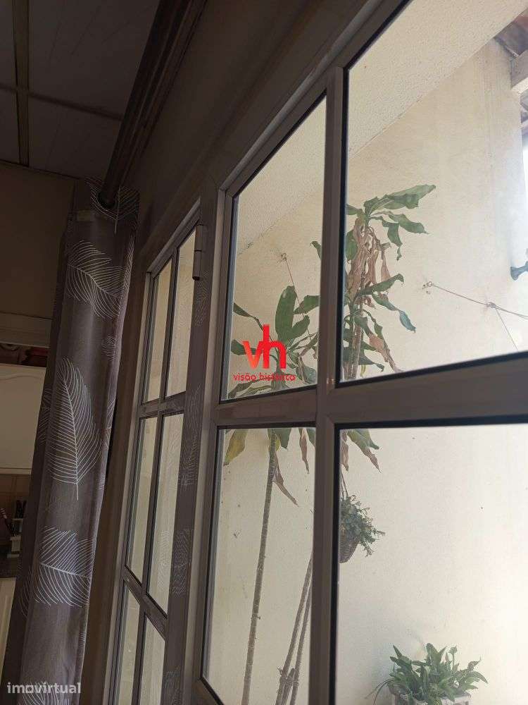 Vende-se Moradia ao Carvalhido com Potencial de Investimento-1