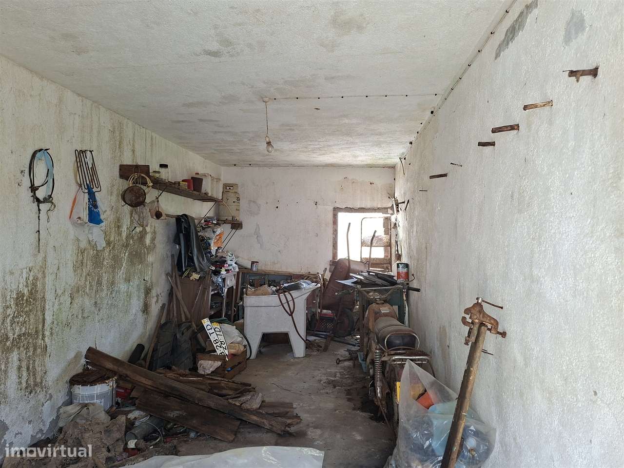 Propriedade Única com 2 Casas para Recuperação e Terreno de 2,6 Hectar-31