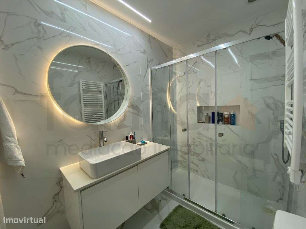 T2 Remodelado Com Terraço Alto da Parede-15