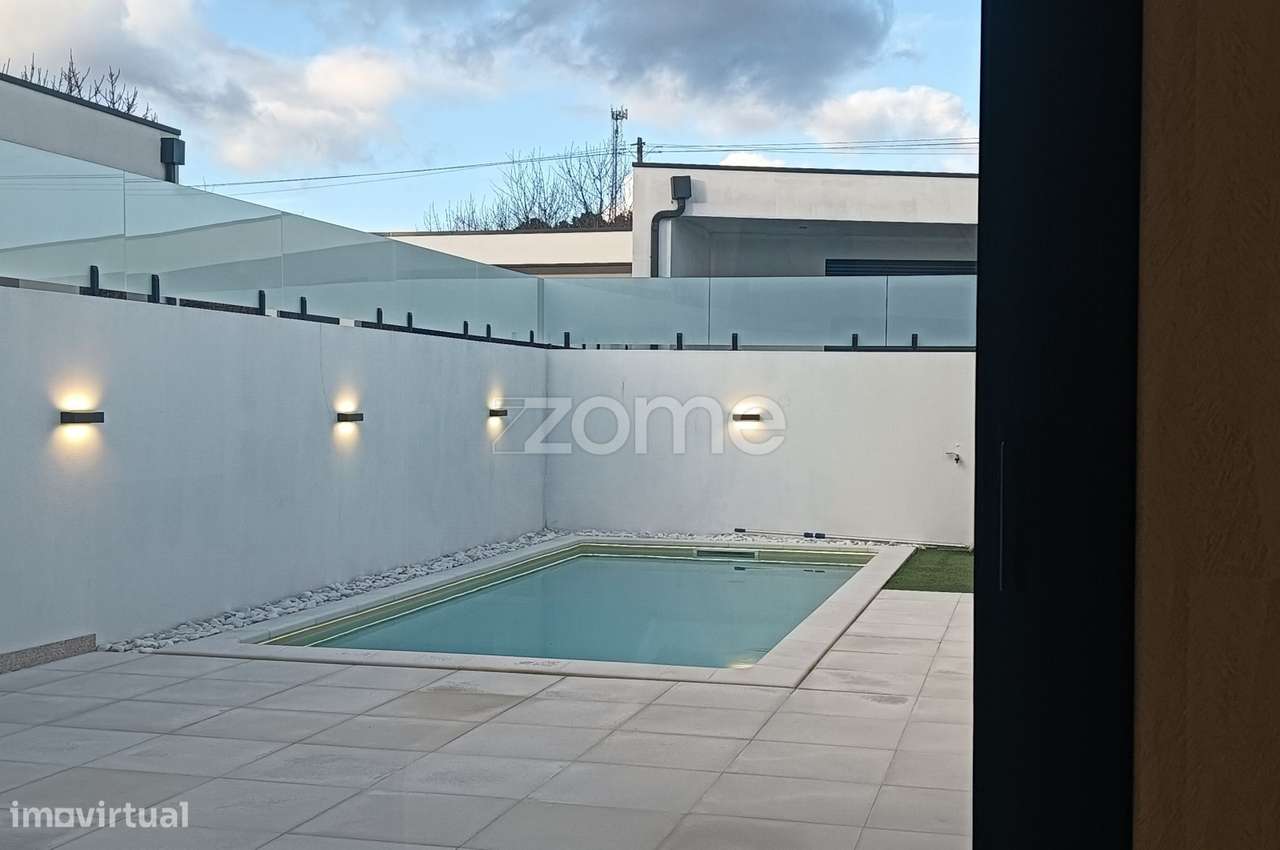 Moradia Térrea Semi- nova com piscina-10