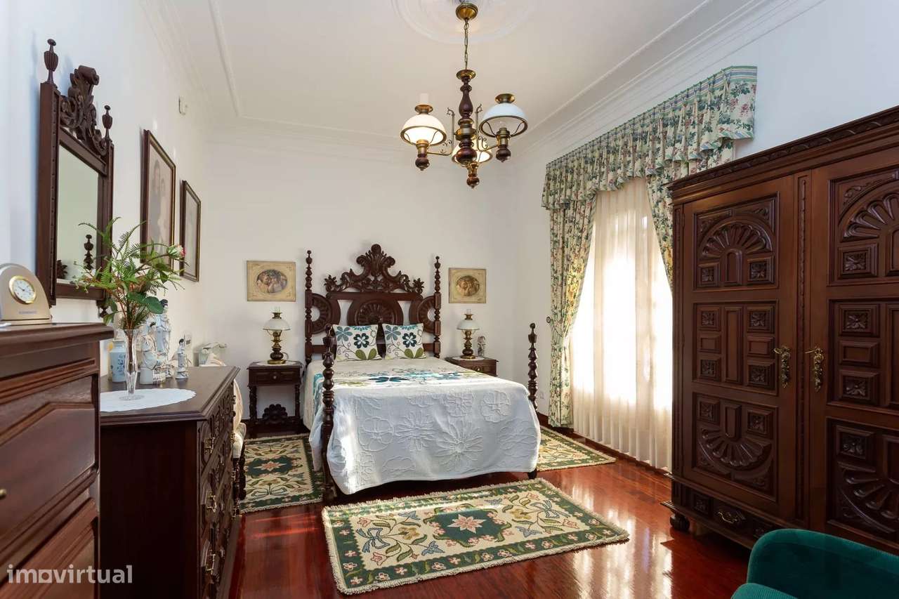 Moradia de Prestígio com Piscina-31