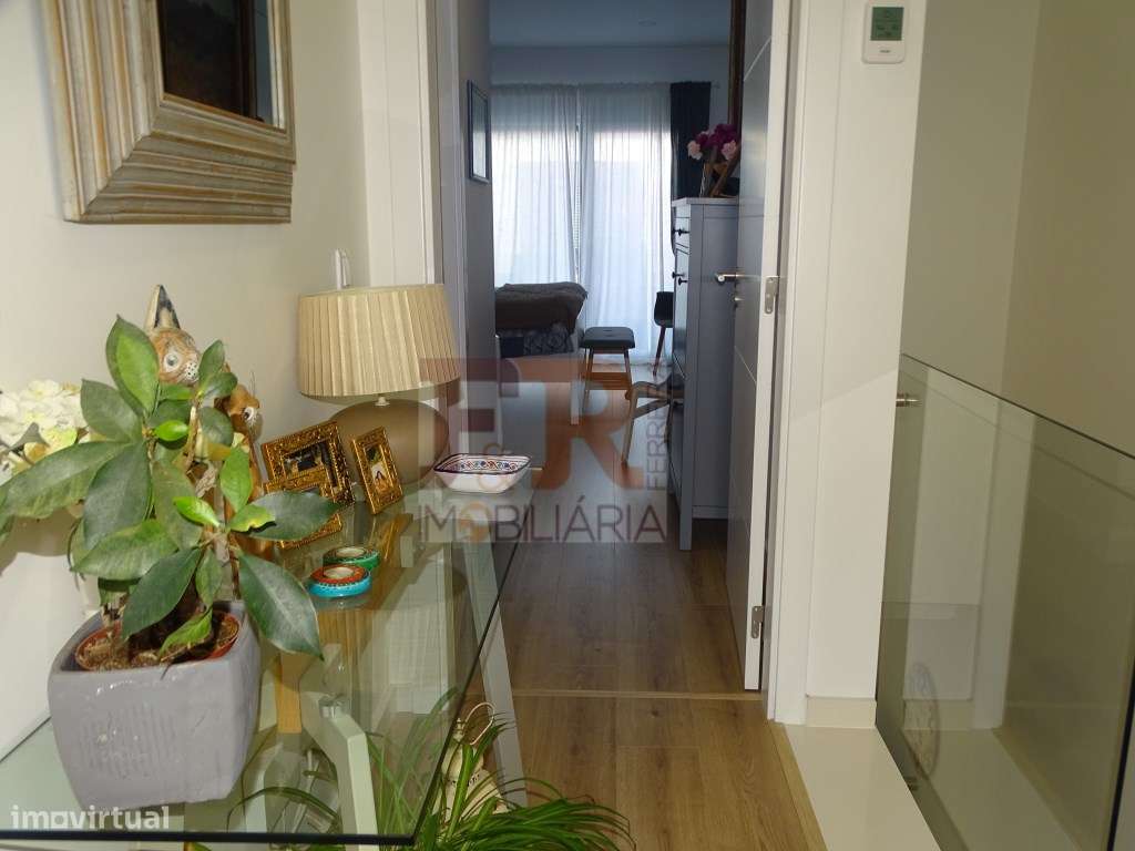 Semi-Nova Geminada Duplex T3 com Piscina Fernão Ferro-29