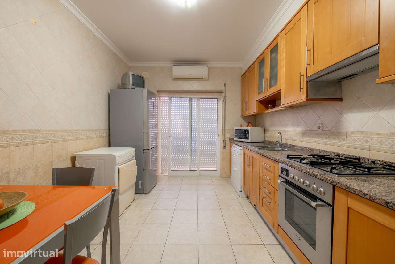 Apartamento de 2 Quartos em Lagos — Conforto, Localização e Potencial-7