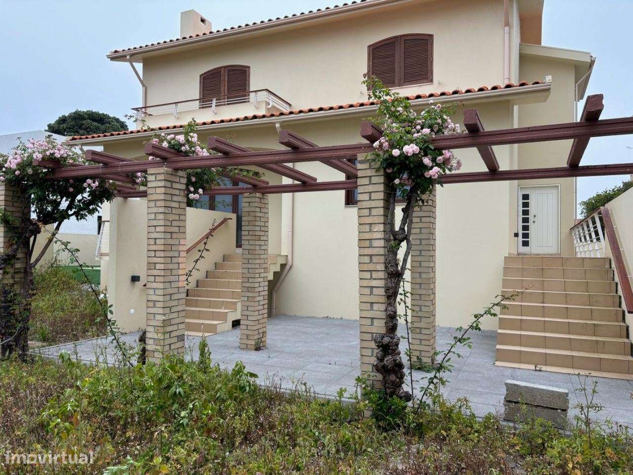 Magnífica Moradia 4 frentes/2 suites/garagem 4 carros/a 350m da praia-1