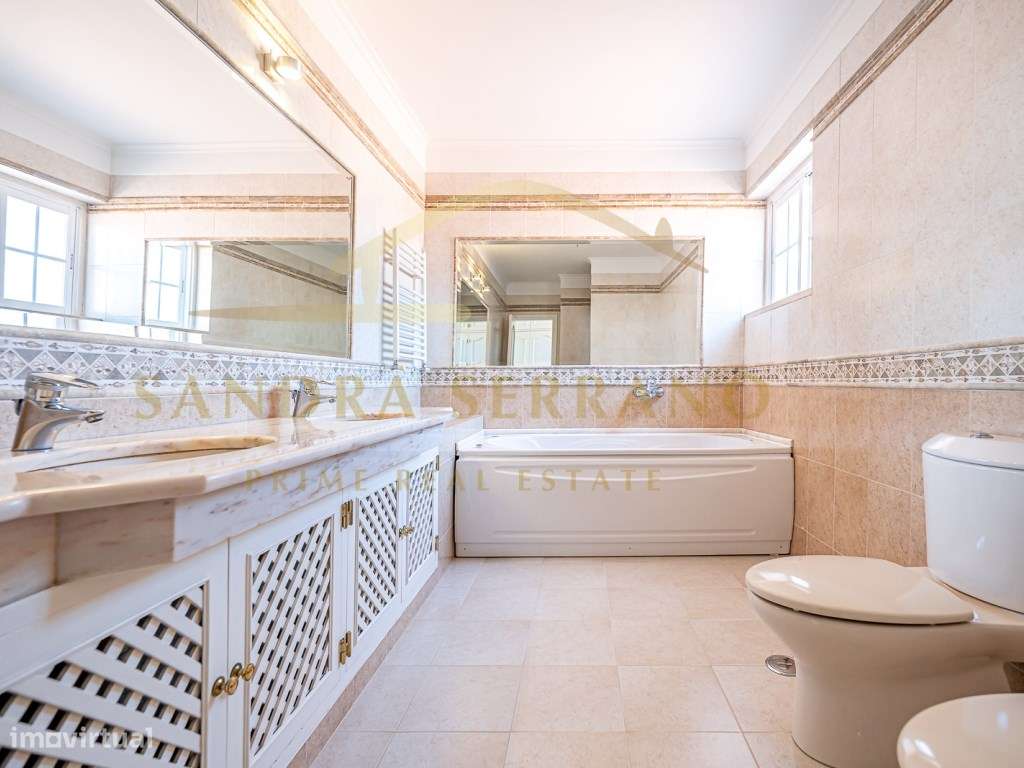 Moradia de traça tradicional com 7 assoalhadas-37