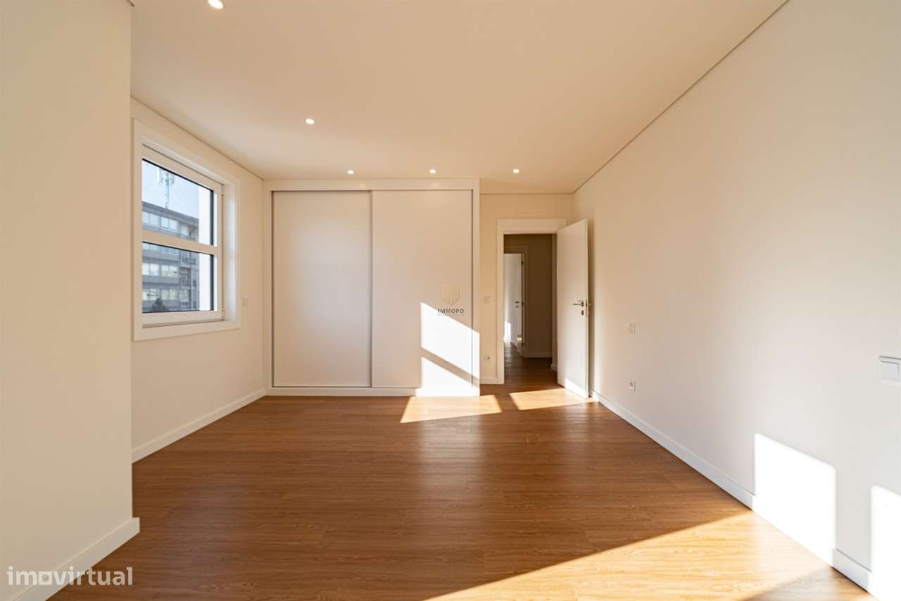 Apartamento T4 totalmente remodelado na Avenida da Boavista, Porto.-24