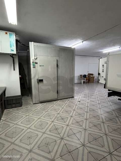 Armazém/Estacionamento Fechado – 155 m² – Tapada das Mercês - Grande imagem: 5/8