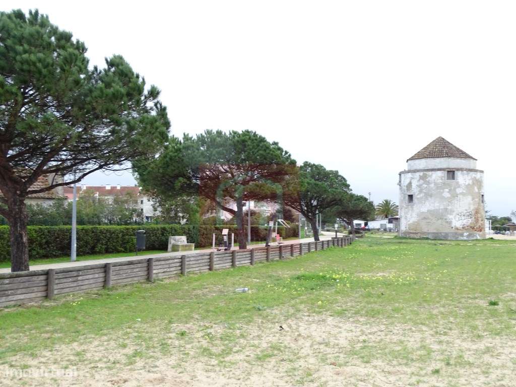 Edifício habitacional e Moinho para recuperar em Alcochete-8