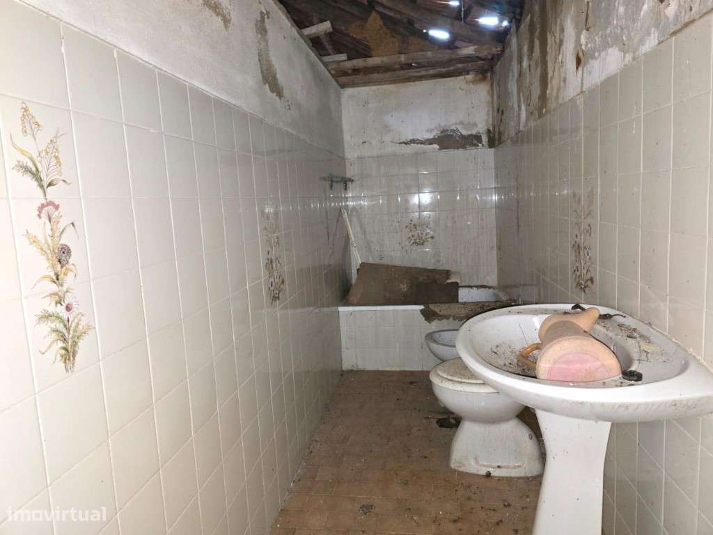 Moradia T3 com terraço, terreno e arrecadação para remodelar, Folgo...-14