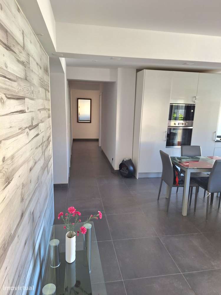 Moderno Apartamento c/ boa área , varanda e arrecadação - Grande imagem: 5/21