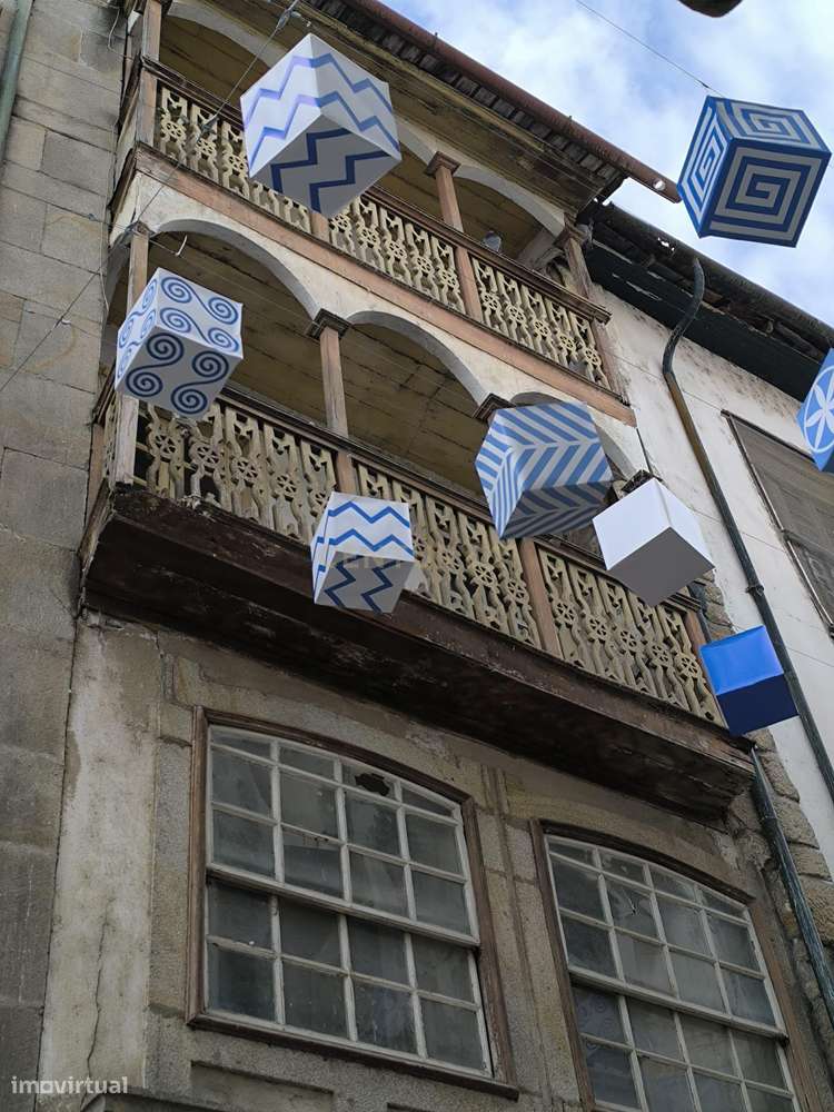 Prédio de 4 pisos, com varandas, no centro histórico da cidade de Chav - Grande imagem: 5/27